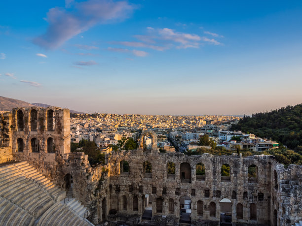 在雅典卫城山上的希罗德·阿提库斯剧场，希腊，在日落时俯瞰城市图片下载