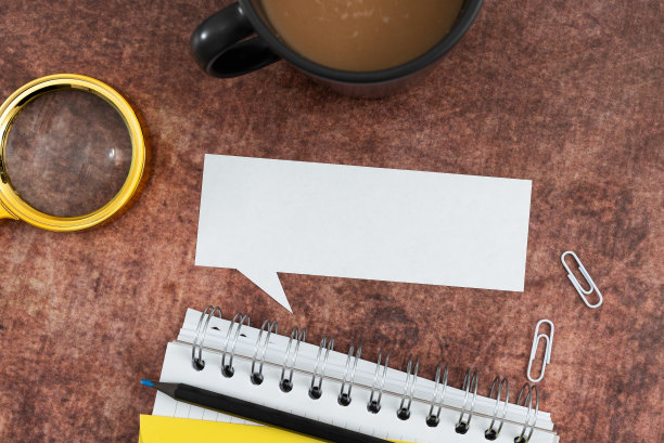 空白语音泡泡，螺旋笔记本，曲别针，放大镜和咖啡杯在桌子上。它展现了业务增长的新思路和重要策略。图片下载