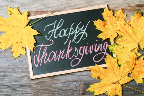 感恩节字母的背景，秋叶在木制背景图片下载