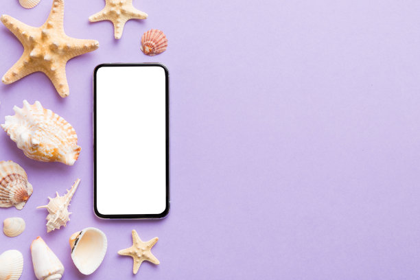 平板构成与手机和海滩配件彩色背景。空白屏幕的智能手机模拟拷贝空间图片下载