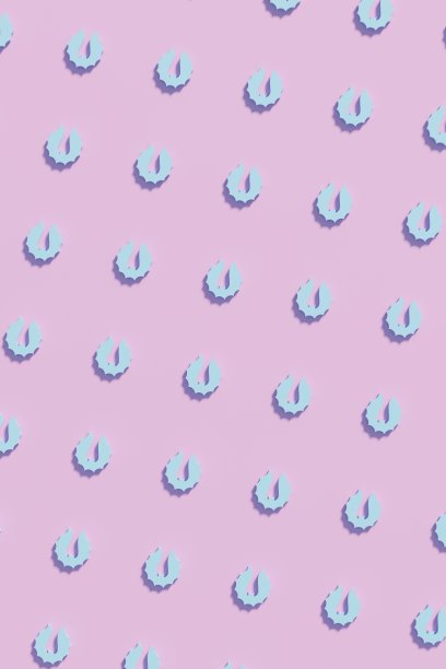 浅蓝色的蝙蝠符号平铺在粉红色的背景上。现代创意3d渲染万圣节插图。时髦的万圣节3d背景概念图片下载