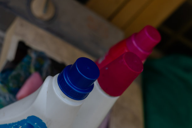 水瓶，蓝色和粉红色的盖子图片下载