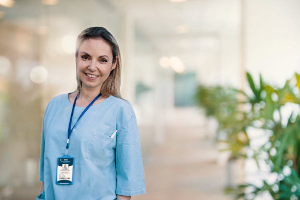 女医生自信地站着，准备迎接新的一天图片下载