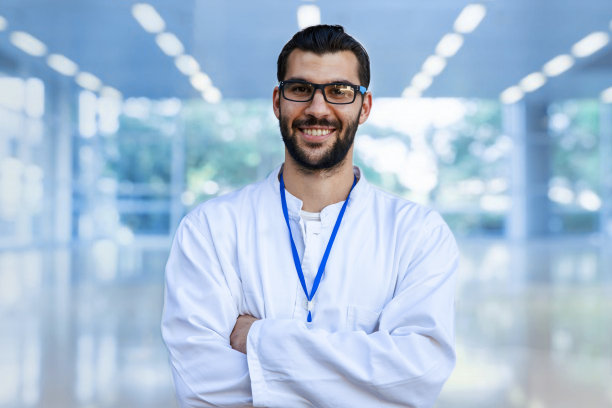 微笑年轻男性医学专家图片下载