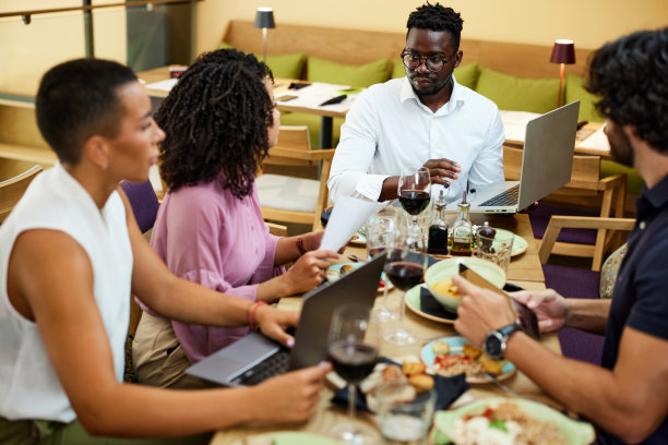 商人正在看一名非洲商人持有的财务报告。图片下载