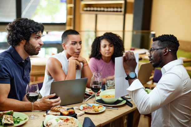 商人正在看一名非洲商人持有的财务报告。图片下载