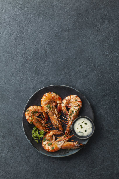 美味的熟虾配沙拉和酱汁。图片下载