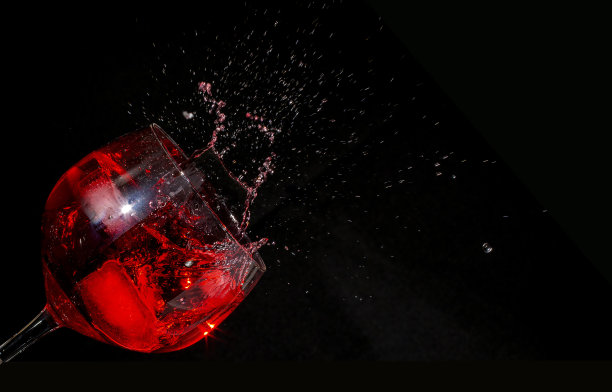 红酒倒入杯中图片下载