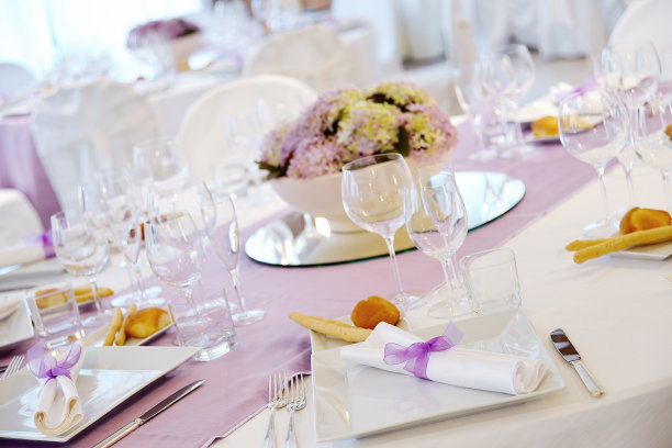 婚礼宴会用粉红色餐桌的细节图片下载