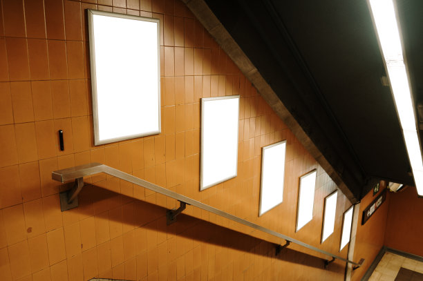 地铁站楼梯上的空白广告图片下载