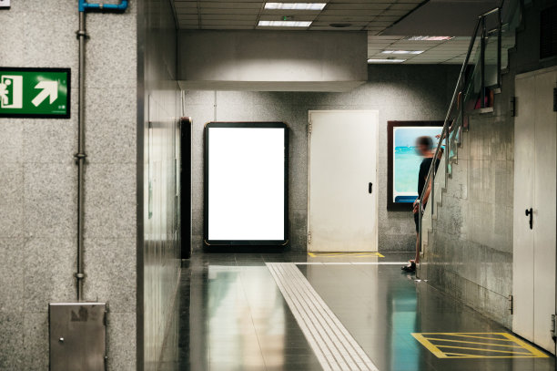 地铁站里的空白广告牌图片下载