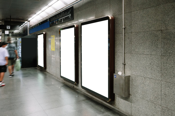 地铁站的空白广告牌图片下载