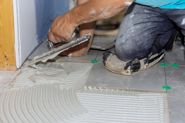 要在瓷砖上涂粘合剂，先涂湿砂浆图片下载