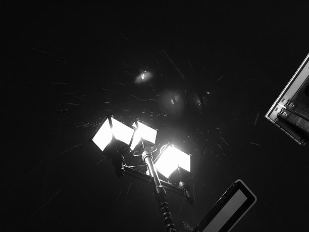 黑色-雨点落在路灯上图片下载