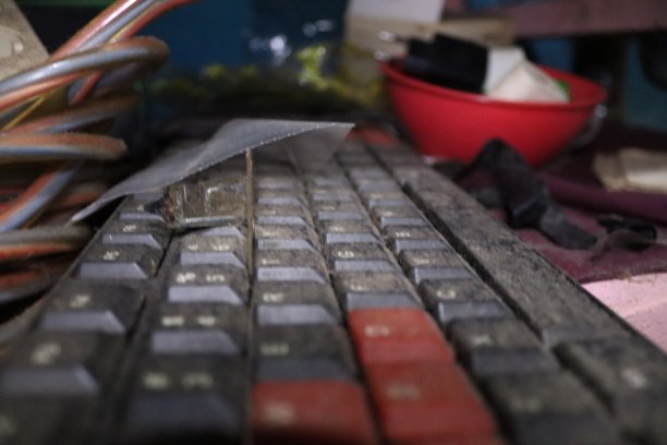 尘土飞扬的键盘图片下载