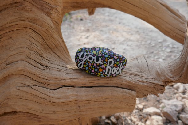 善良的摇滚与彩绘你摇滚信息内部的天然木制漩涡图片下载