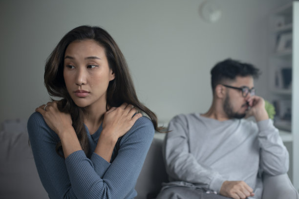 亚洲夫妇争吵，大喊，指责对方的问题。图片下载