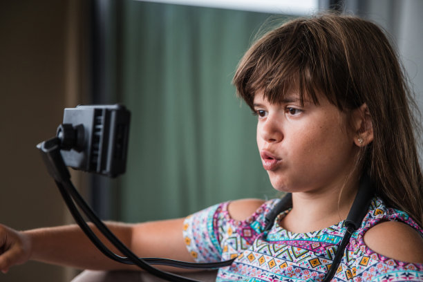 可爱的少女通过智能手机视频通话图片下载