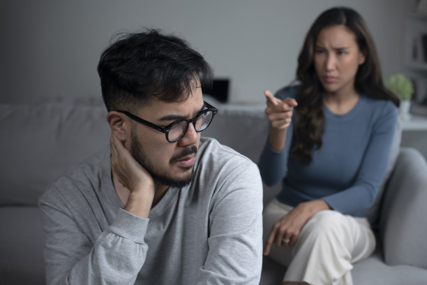 亚洲夫妇争吵，大喊，指责对方的问题。图片下载