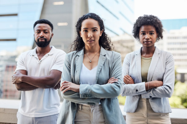 一个自信的老板的画像，ceo领导团队走向成功。在城市里，有权势的商人抱着信心的姿态。各种各样的企业高管专业同事准备好了图片下载