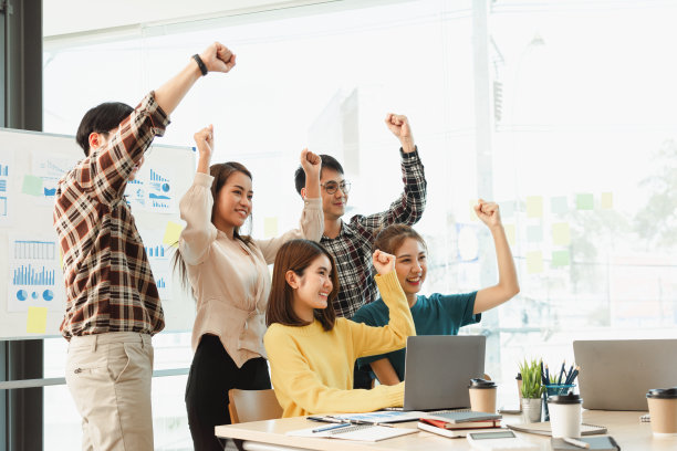 是的!快乐亚洲创业跨国公司年轻的业务经理成功完成了艰苦的项目，感到快乐，胜利，胜利。图片下载