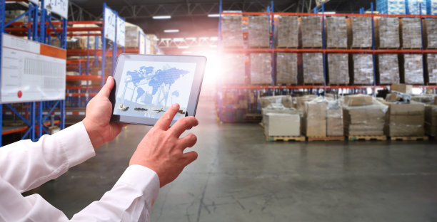 商人控制全球物流网络配送与运输虚拟界面面板，智能物流，创新未来大仓库中心背景下的运输。图片下载