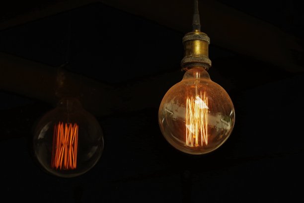 黑色背景上的老式爱迪生灯泡灯丝。图片下载