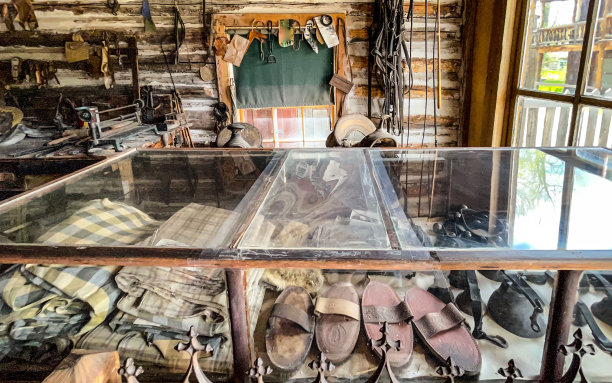 内华达蒙大拿市的古董纺织品和皮革制品陈列柜图片下载