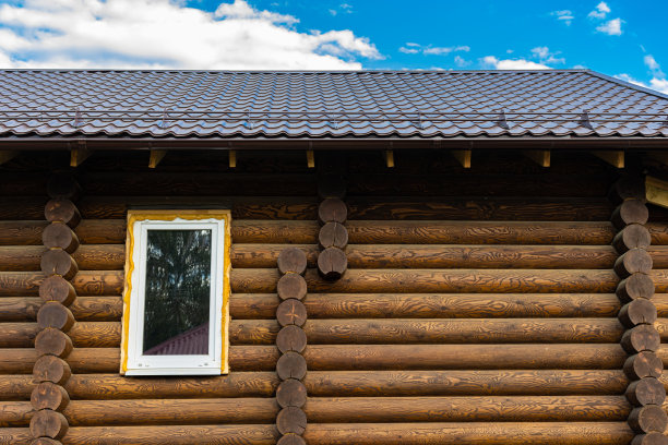 塑料窗户安装在木制的木屋里图片下载
