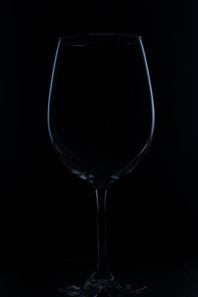 一杯黑底红酒图片下载