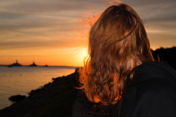 红发女孩图片下载