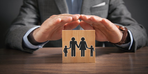 木制立方体上的家庭标志。图片下载