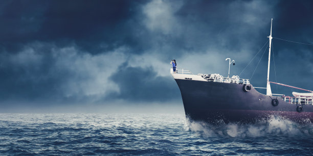 年轻的女商人在船上用望远镜图片下载