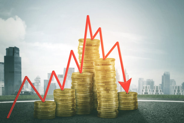 成堆的金币和落箭与城市景观图片下载