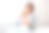 一位母亲抱着熟睡的孩子，给他看手机上的东西。特写肖像。室内设计图片下载