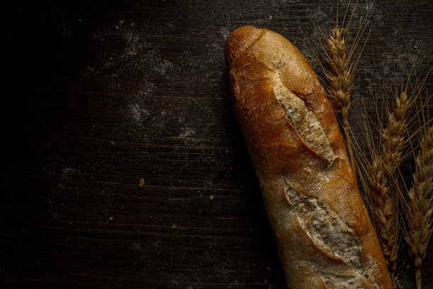 乡村风格的自制健康籽粒法棍面包图片下载