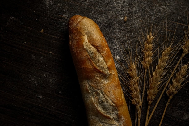 乡村风格的自制健康籽粒法棍面包图片下载