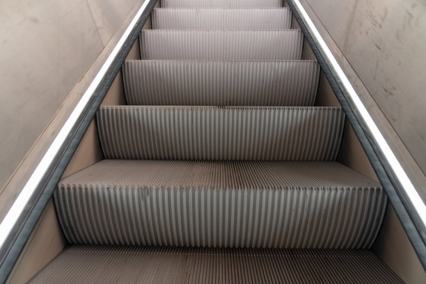 车站内的自动扶梯图片下载