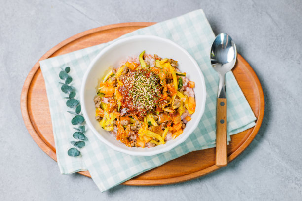 拌饭，用sautéed牛肉和各种各样的蔬菜和辣酱混合在一起的米饭。少许芝麻油有助于提味。图片下载