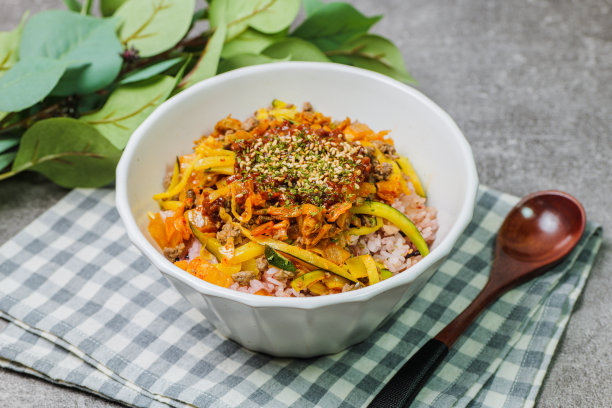 拌饭，用sautéed牛肉和各种各样的蔬菜和辣酱混合在一起的米饭。少许芝麻油有助于提味。图片下载