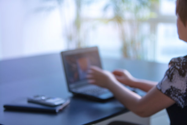 使用个人电脑的女人图片下载