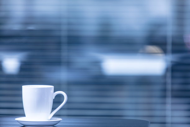 现代办公室桌上的瓷杯图片下载