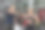 私人男性教练帮助女性用沉重的哑铃锻炼图片下载