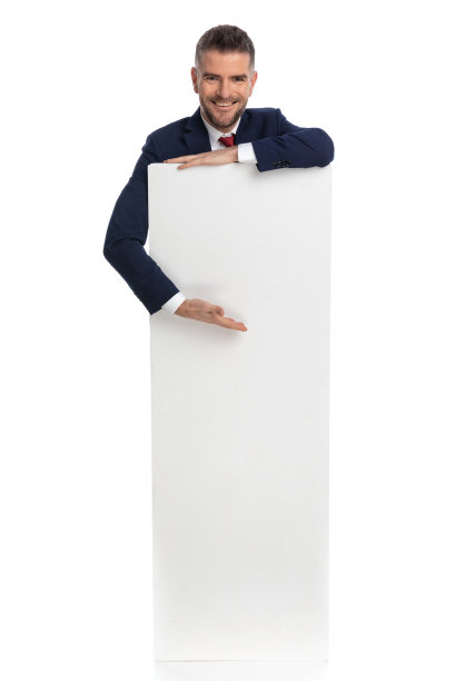 一个做生意的人给我们看广告牌上的东西图片下载