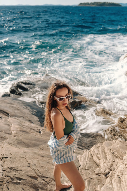 户外生活方式肖像美丽的女孩在绿色泳衣图片下载