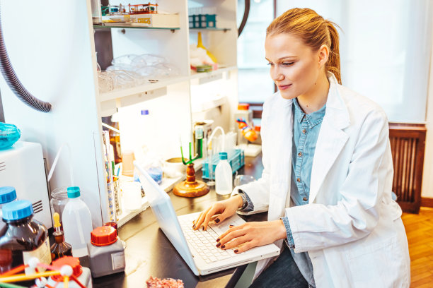 一个女科学家在实验室工作的照片。图片下载