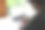年轻男员工坐在办公桌前的笔记本电脑前，用智能手表查看时间。在肩膀的观点。图片下载