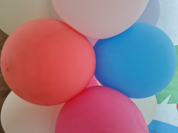 五颜六色的气球，金色，白色，红色，孤立的彩带图片下载