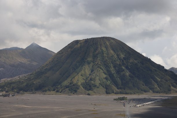 婆罗摩火山是印度尼西亚东爪哇腾格里地块的一部分，是一座活火山。溴火山口图片下载