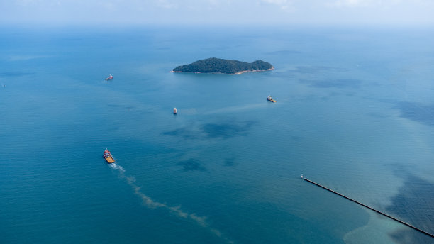 运输集装箱和出口货物的货船俯拍图图片下载